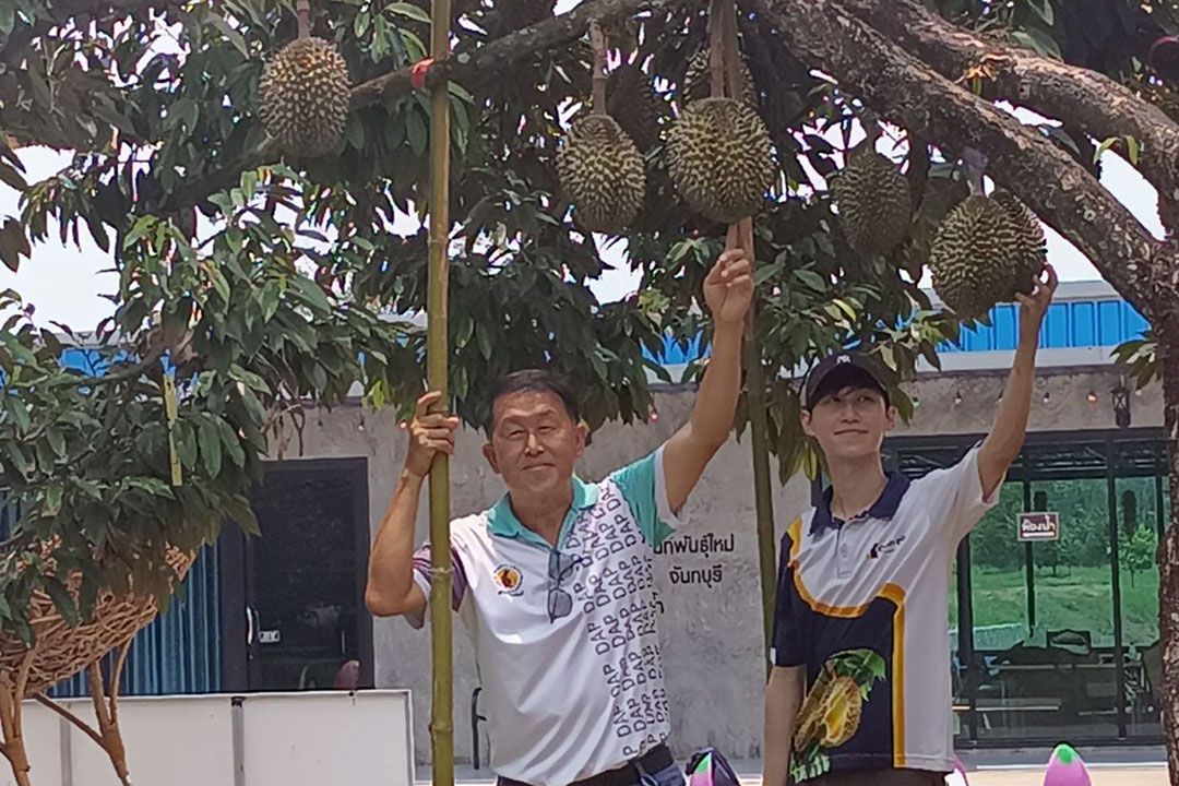 คนปลูกและครอบครัวกับผลทุเรียนจริงในสวน